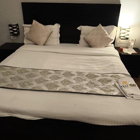 Pearl Suites At Omex Entrenity Vrindāvan エクステリア 写真