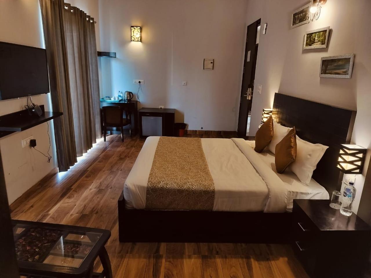 Pearl Suites At Omex Entrenity Vrindāvan エクステリア 写真