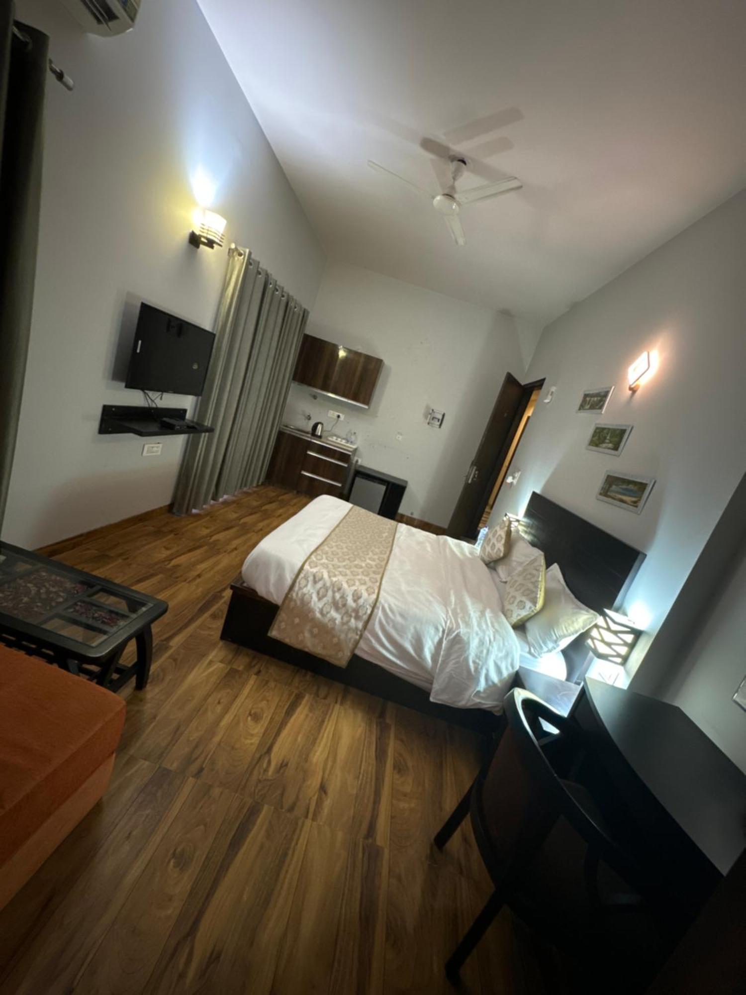 Pearl Suites At Omex Entrenity Vrindāvan エクステリア 写真