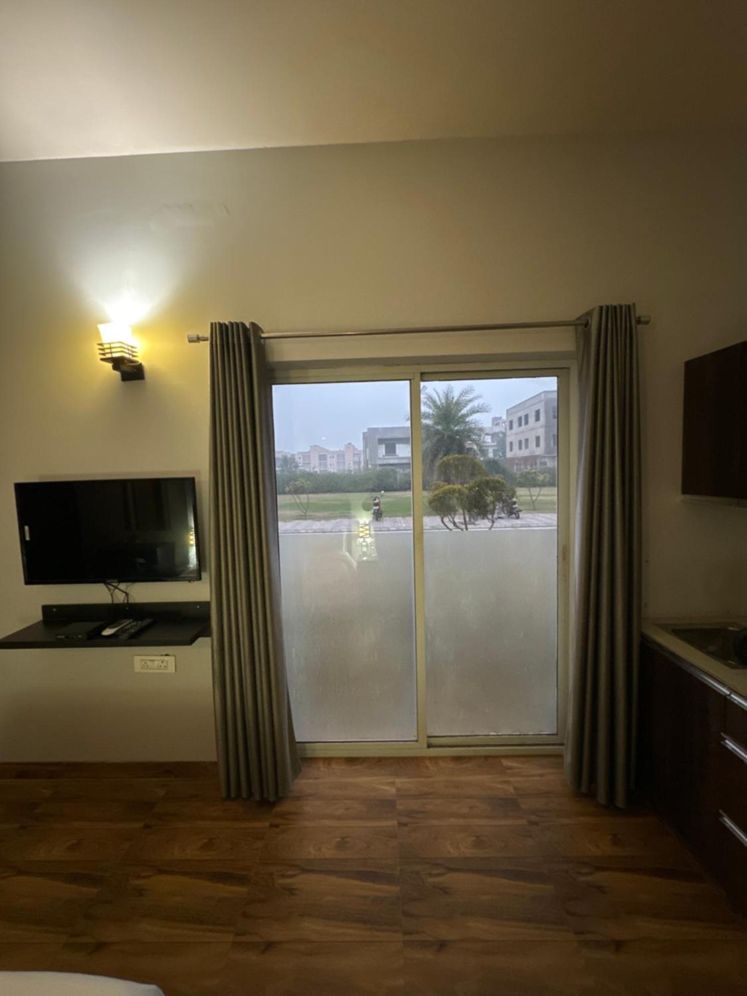 Pearl Suites At Omex Entrenity Vrindāvan エクステリア 写真
