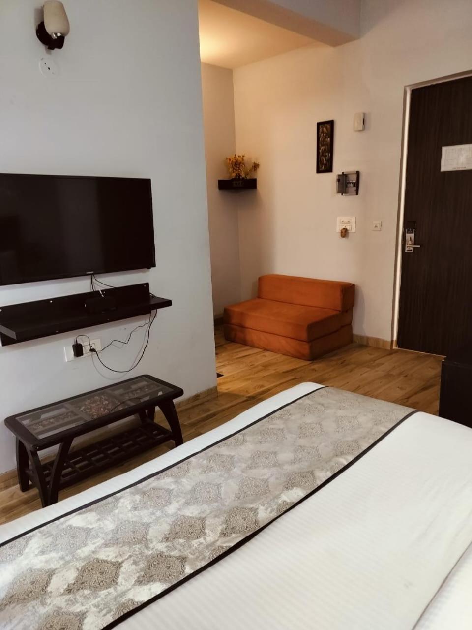 Pearl Suites At Omex Entrenity Vrindāvan エクステリア 写真