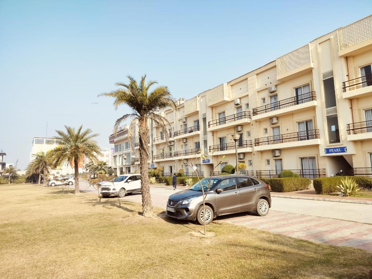 Pearl Suites At Omex Entrenity Vrindāvan エクステリア 写真