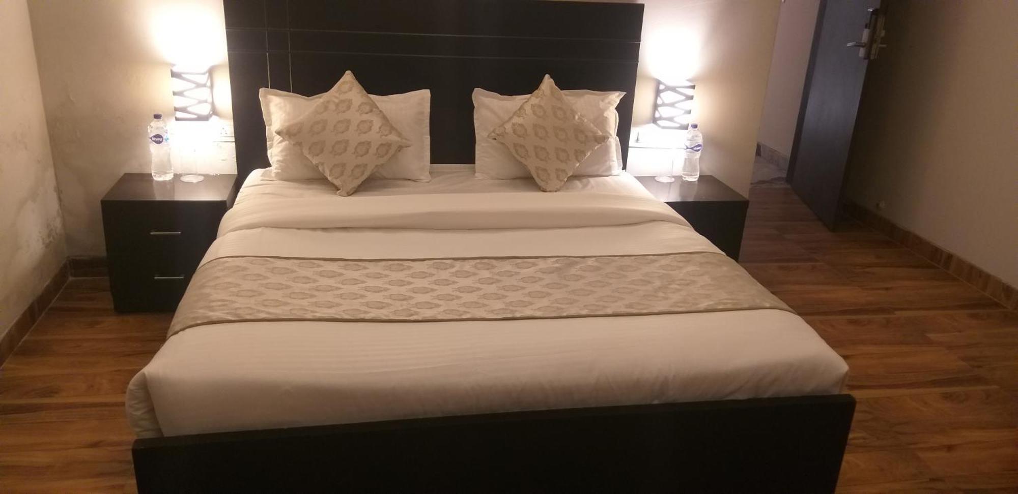 Pearl Suites At Omex Entrenity Vrindāvan エクステリア 写真