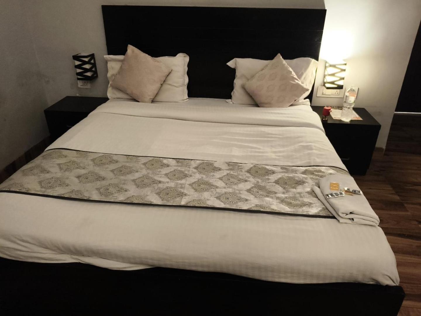 Pearl Suites At Omex Entrenity Vrindāvan エクステリア 写真