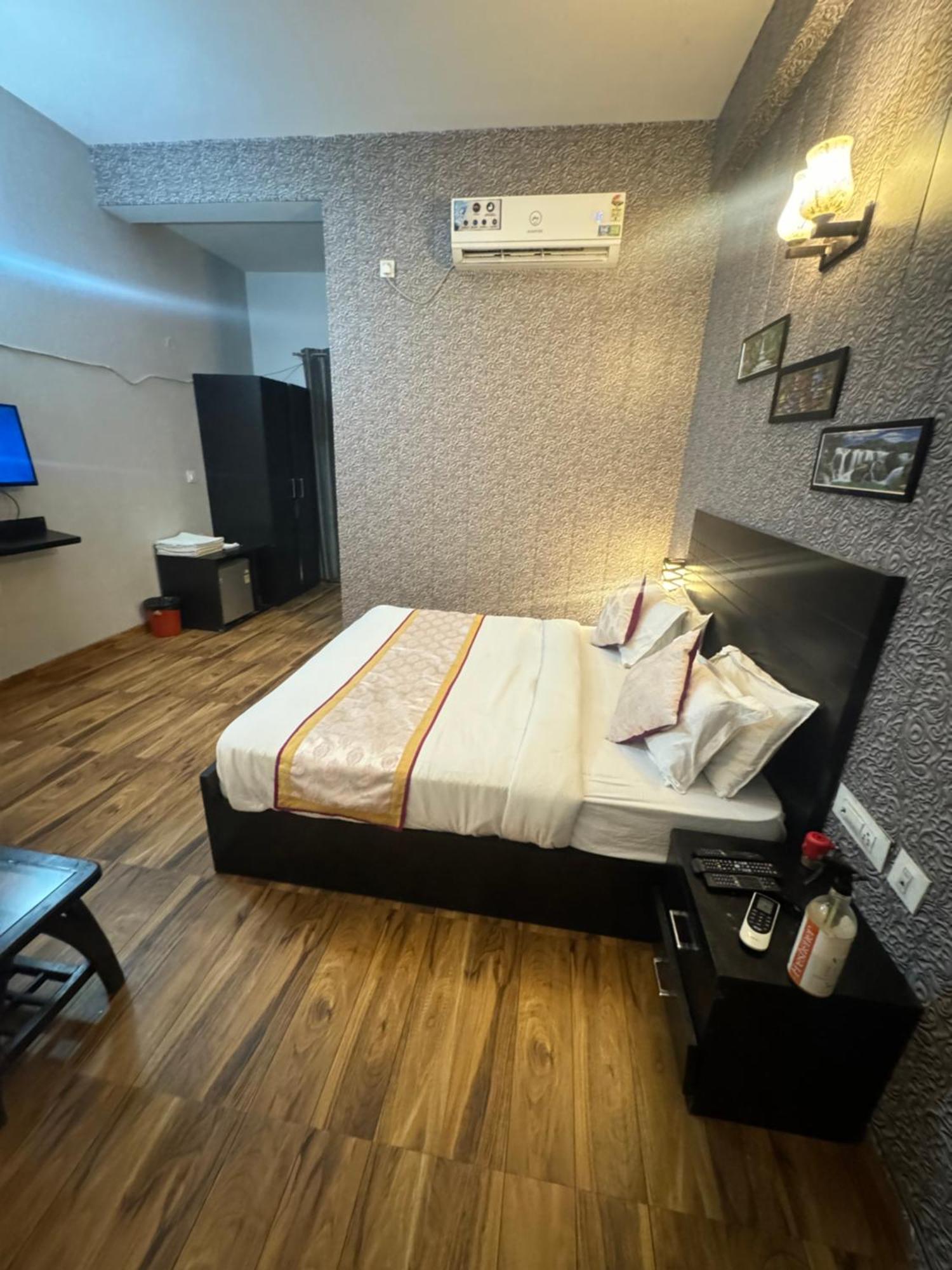 Pearl Suites At Omex Entrenity Vrindāvan エクステリア 写真